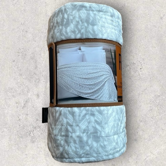 Frye - Plush Blanket / Fleece - Picture 4 of 5